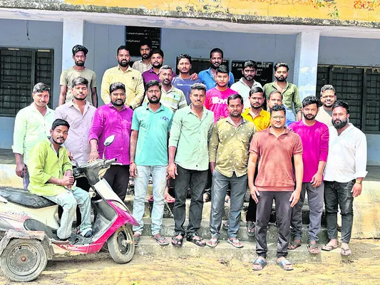 ఊరి బాగు కోసం ఏకమైన యువత