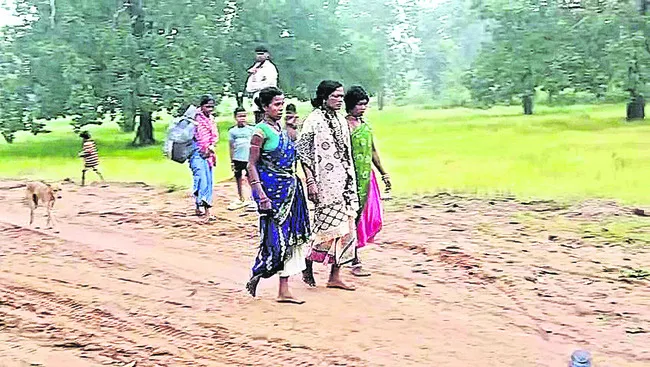 నిండు గర్భిణి.. రెండు కిలోమీటర్ల నడక