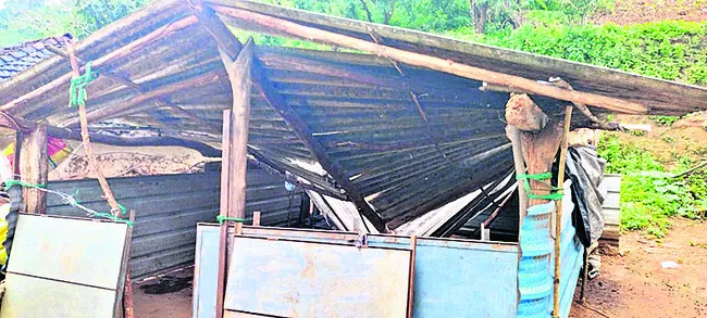 కూలిన పాఠశాల రేకుల షెడ్డు