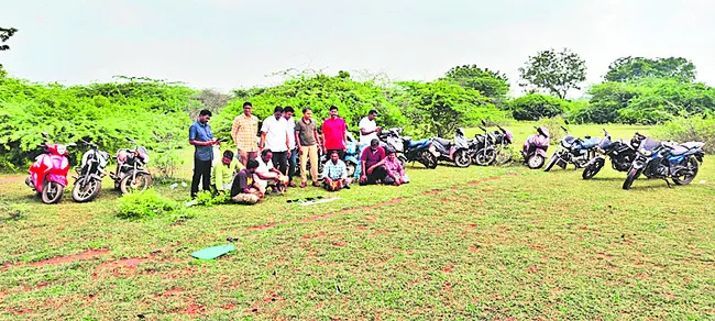 కోడి పందేల స్థావరంపై దాడులు