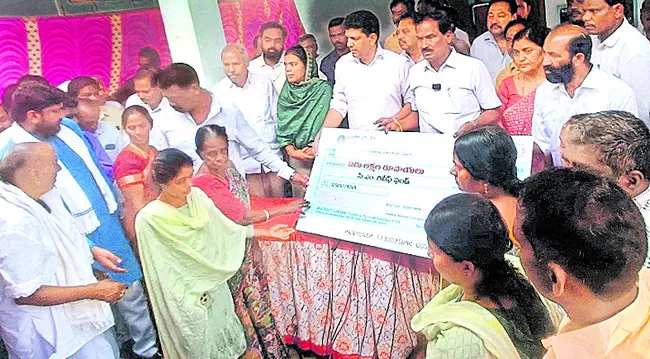 తురకపాలెంలో బాధిత కుటుంబాలకు ఆర్థిక సాయం
