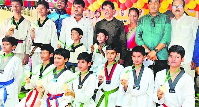 చదువుతో పాటు ఆటపాటలూ అవసరమే..