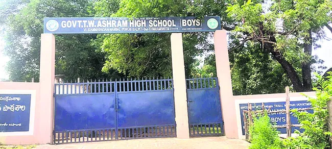 తెరుచుకోని కమ్మర్‌గాం గిరిజన ఆశ్రమ బడి
