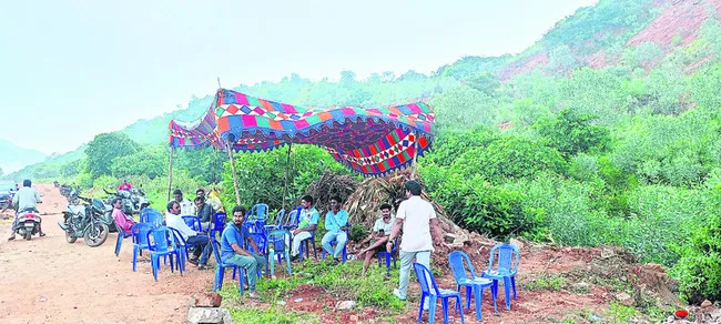 ప్రభుత్వ స్థల ఆక్రమణను అడ్డుకున్న గ్రామస్తులు