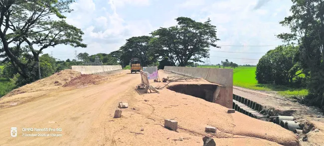 ప్రమాదకరంగా బ్రిడ్జి రోడ్డు