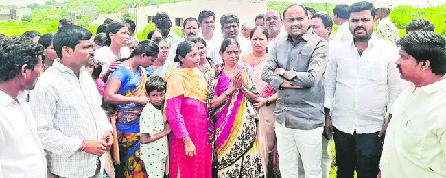 అధికారులా.. రౌడీలా?