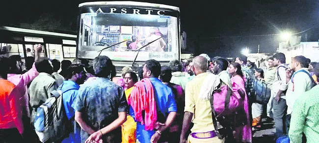 బస్సుల్లో ఎక్కించుకోవాలని భక్తుల ఆందోళన