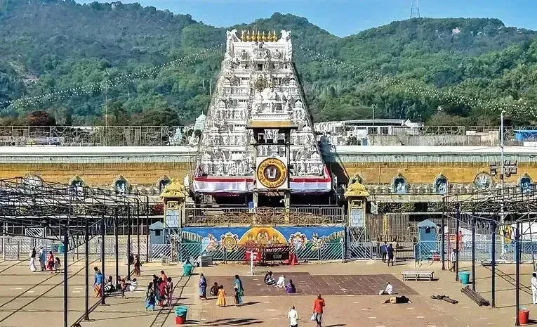Huge Devotees rush To Tirumala Temple