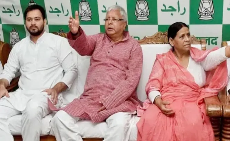 బీహార్‌ ఎన్నికల వేళ సంచలనం.. లాలూ, తేజస్వీకి బిగ్‌ షాక్‌