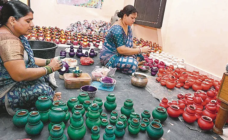 వెలుగుల పండుగ : రంగు రంగుల ప్రమిదలు రెడీ!