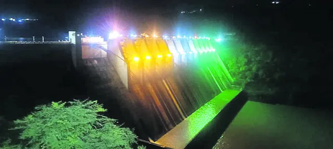 శ్రీశైలానికి స్వల్పంగా వరద