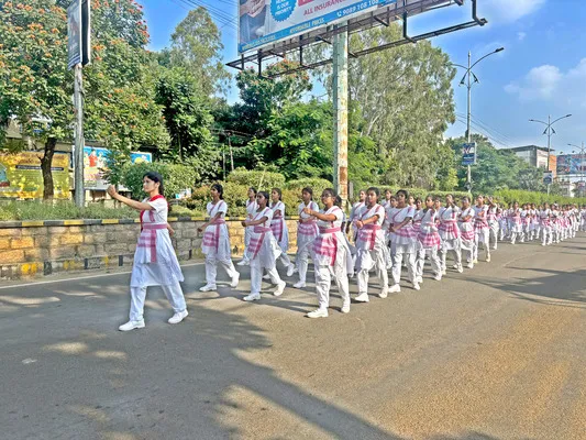 వీరవనితల ధైర్యసాహసాలు వివరించాలి