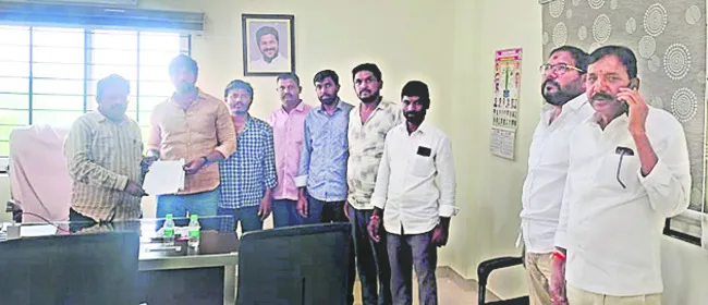 అక్రమ కట్టడాలు తొలగించండి 