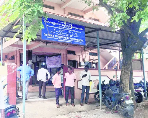 ఔట్సోర్సింగ్ ఉద్యోగుల్లో కలవరం?