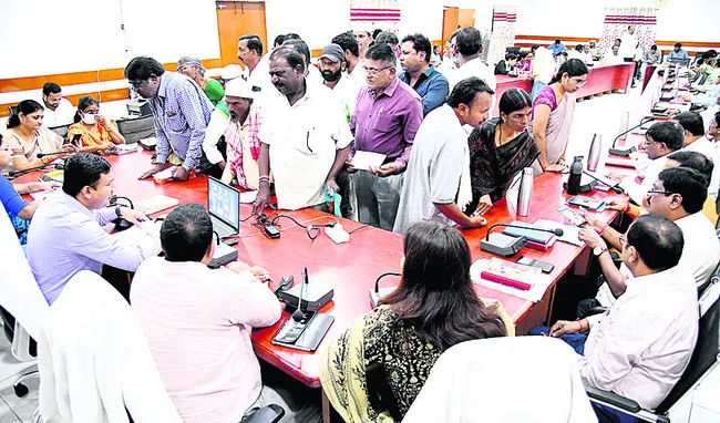 బారులు తీరి.. బాధలు చెప్పి