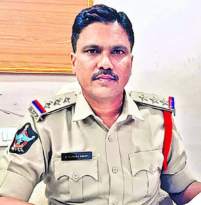 సీఐ కుమారస్వామిపై బదిలీ వేటు