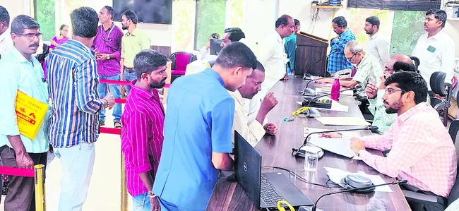 ఆశగా తరలివచ్చి.. అర్జీలు అందించి