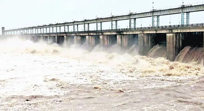 హోరెత్తిన తాలిపేరు..