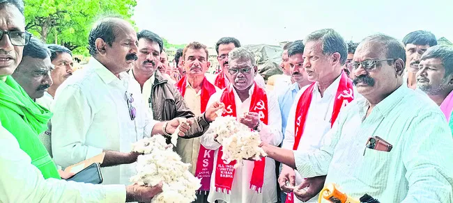 తక్షణమే సీసీఐ కేంద్రాలు ఏర్పాటు చేయాలి