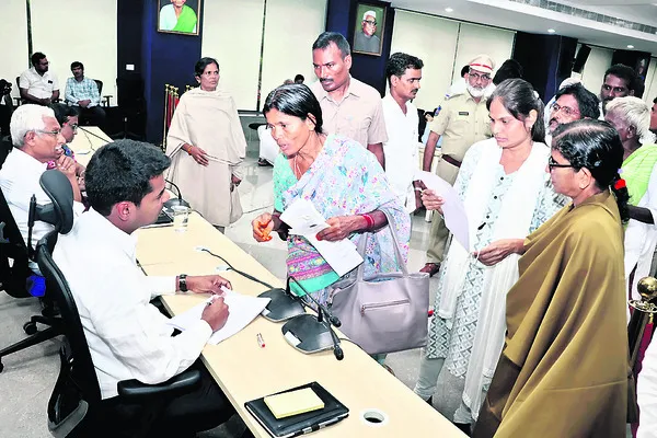 దరఖాస్తులు సత్వరమే పరిష్కరించాలి