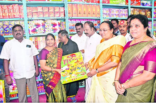 టపాకాయల విక్రయాలు ప్రారంభం