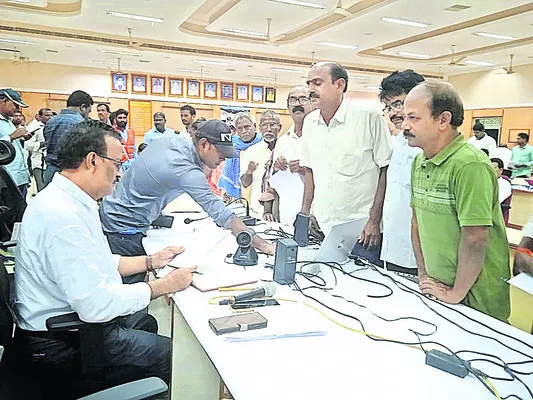 అధికారులందరూ హాజరవ్వాలి