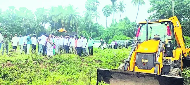 చోడవరంలో సొంత ఇల్లు నిర్మాణానికి అమర్ శ్రీకారం