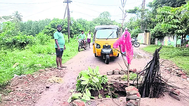 కె.జె.పురం తాచేరు వంతెన వద్ద కూలిన కల్వర్టు 