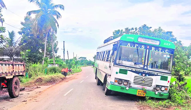 పల్లె వెలుగు బస్సుకు త్రుటిలో తప్పిన ప్రమాదం 