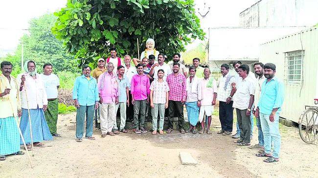 వ్యక్తి పేరుతో ఊరు.. వంశమంతా ఒకటే తీరు