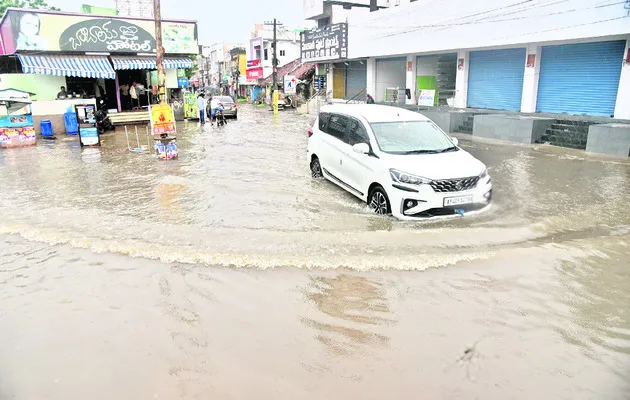 జోరు వాన.. నరకయాతన