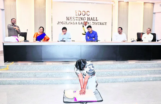 సీపీఆర్పై అవగాహన కలిగి ఉండాలి