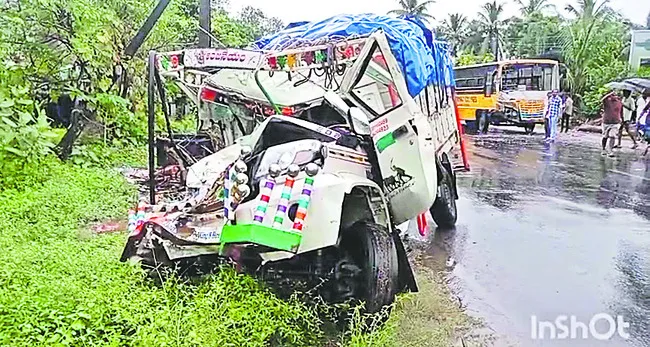 కళాశాల బస్సును ఢీకొన్న వ్యాన్