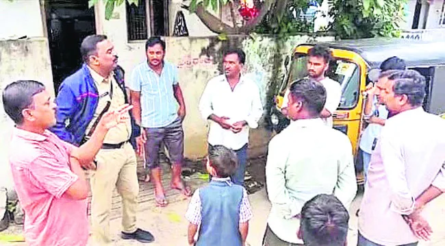 తాళంవేసిన నాలుగిళ్లలో చోరీ