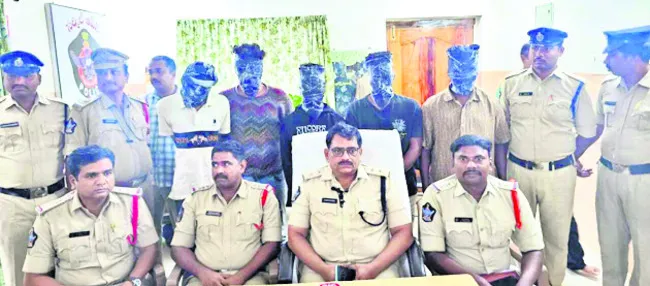చోరీ కేసుల్లో నిందితుల అరెస్టు