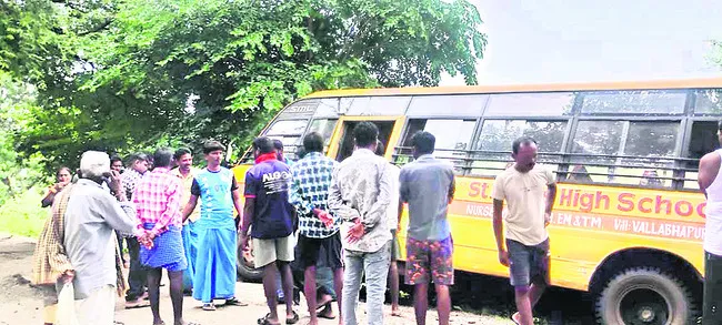 చెరువు కట్టపై అదుపుతప్పిన స్కూల్ బస్సు