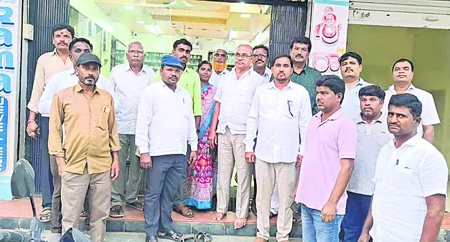 కళాశాలను తరలించొద్దు