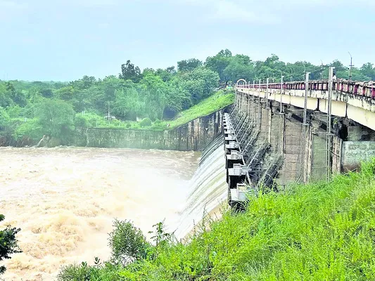 కిన్నెరసానికి వరద పోటు