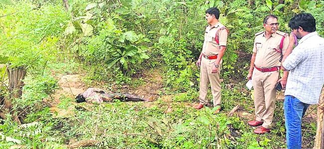 వేటకు అమర్చిన విద్యుత్ తీగ తగిలి ఒకరు మృతి