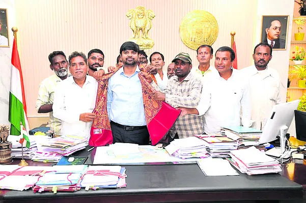 వందేళ్ల సమస్య తీర్చిన కలెక్టర్కు సన్మానం