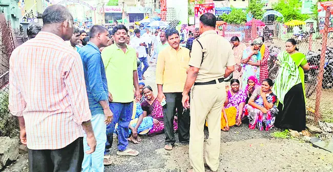 కేసు నమోదు చేయాలంటూ ఆందోళన 