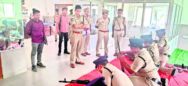 సిబ్బంది అంకితభావంతో పనిచేయాలి
