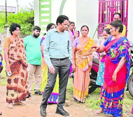 సారూ...మా కాలనీ రోడ్లు బాగు చేయండి!
