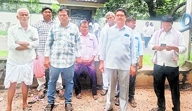 జాలలపాలెంలో దళితుల ఇళ్లు కూల్చవద్దు