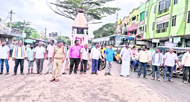 బీసీ సంఘాల ఆధ్వర్యంలో రాస్తారోకో