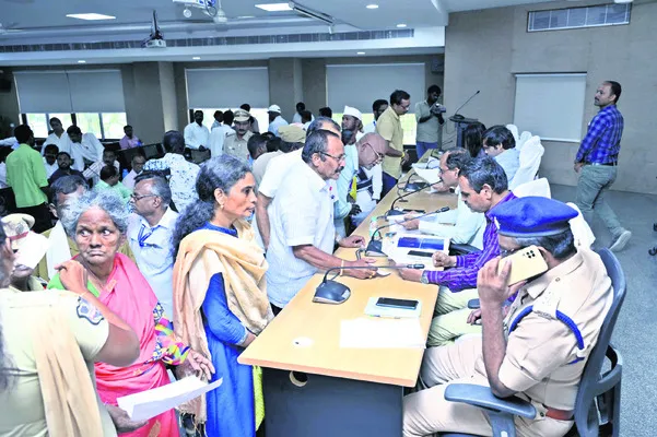 ఫిర్యాదులను సత్వరమే పరిష్కరించాలి
