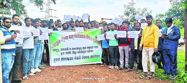 విద్యుత్ సమస్యలపై గిరిజనుల ఆందోళన