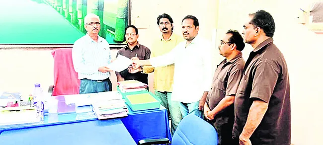 క్రమబద్ధీకరించకుంటే  సమ్మె తప్పదు 