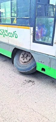 ఊడిన ఆర్టీసీ బస్సు చక్రం