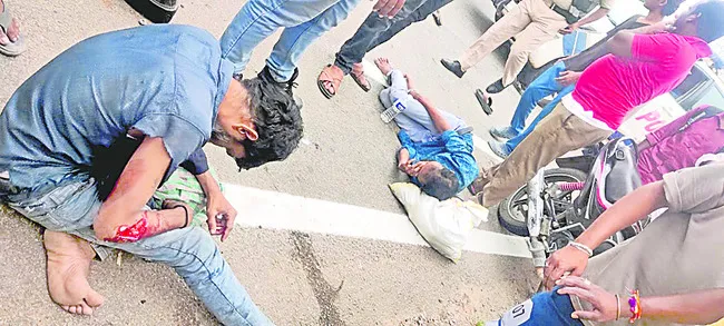 బైక్‌ను ఢీకొట్టిన బస్సు 
